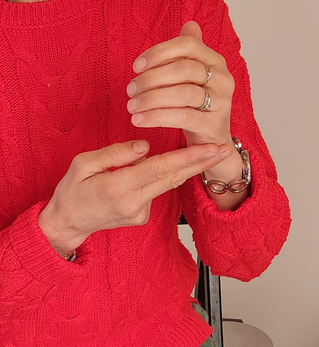 EFT-tapoter point karaté-femme au pull rouge
