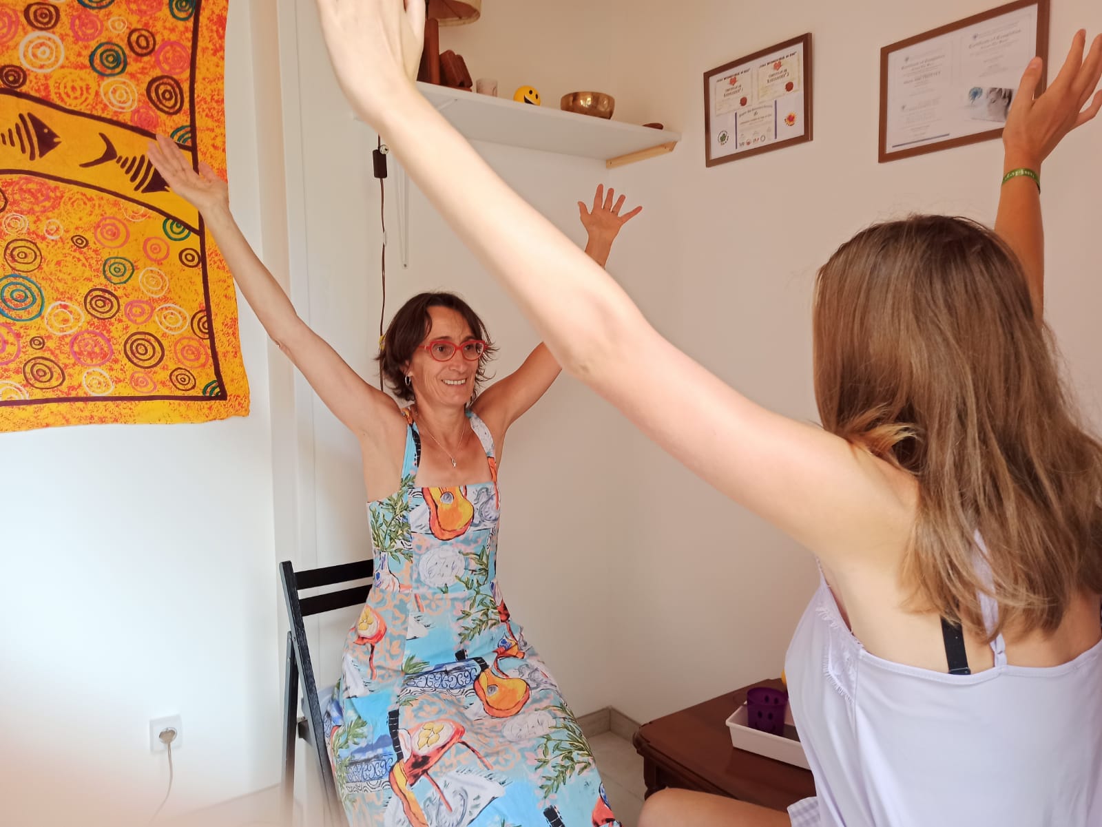 Massage assis minute-Marie-José Trottet en train de masser femme sur siège de massage